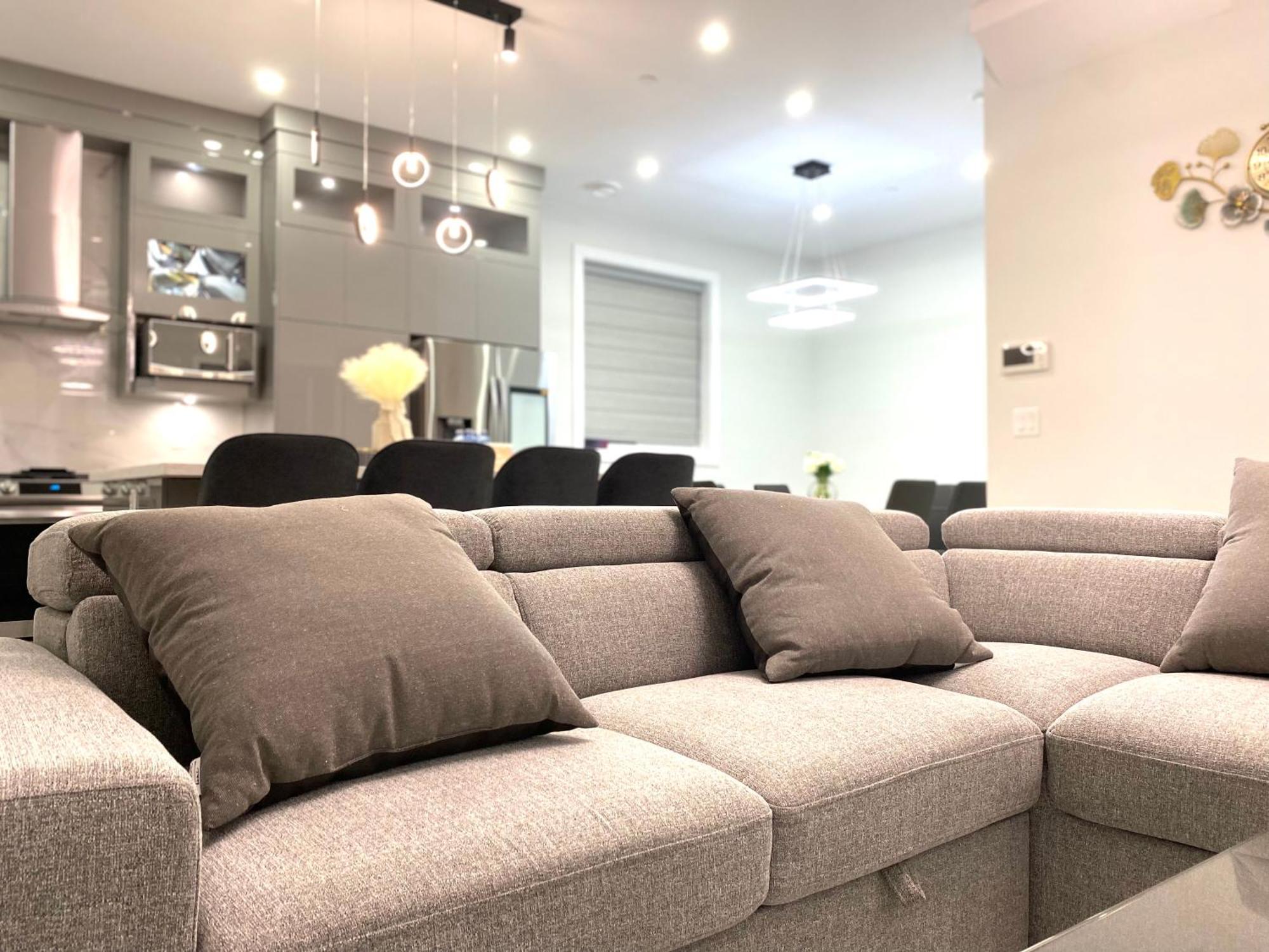 شقة Modern And New House Near Pne With Big Garden And Free Parking فانكوفر المظهر الخارجي الصورة