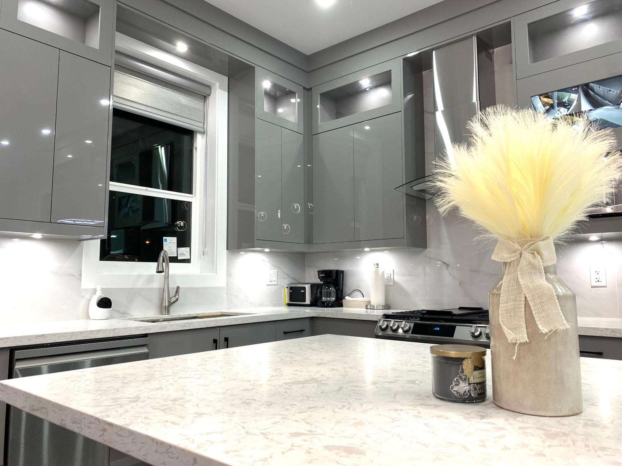 شقة Modern And New House Near Pne With Big Garden And Free Parking فانكوفر المظهر الخارجي الصورة