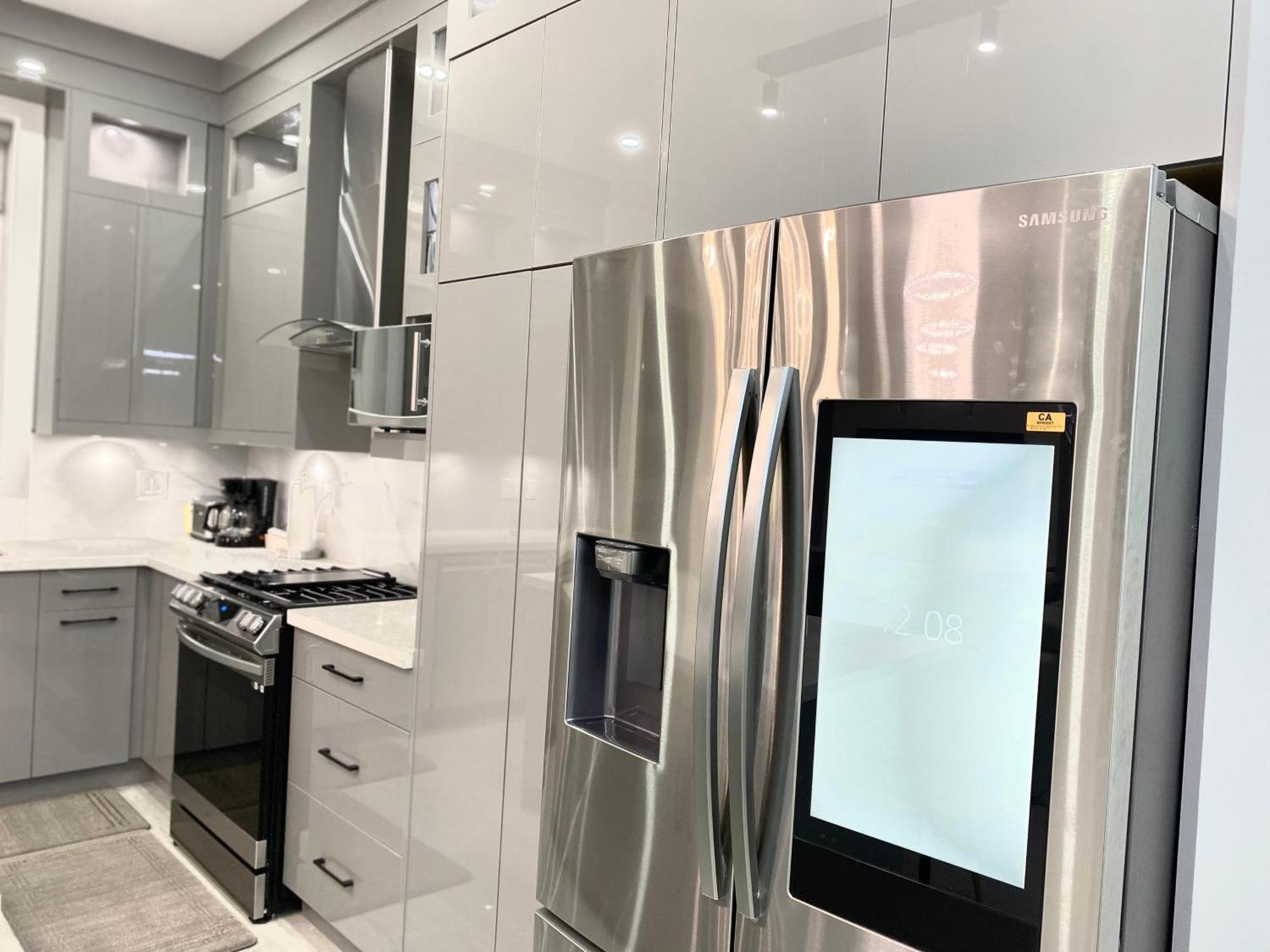 شقة Modern And New House Near Pne With Big Garden And Free Parking فانكوفر المظهر الخارجي الصورة