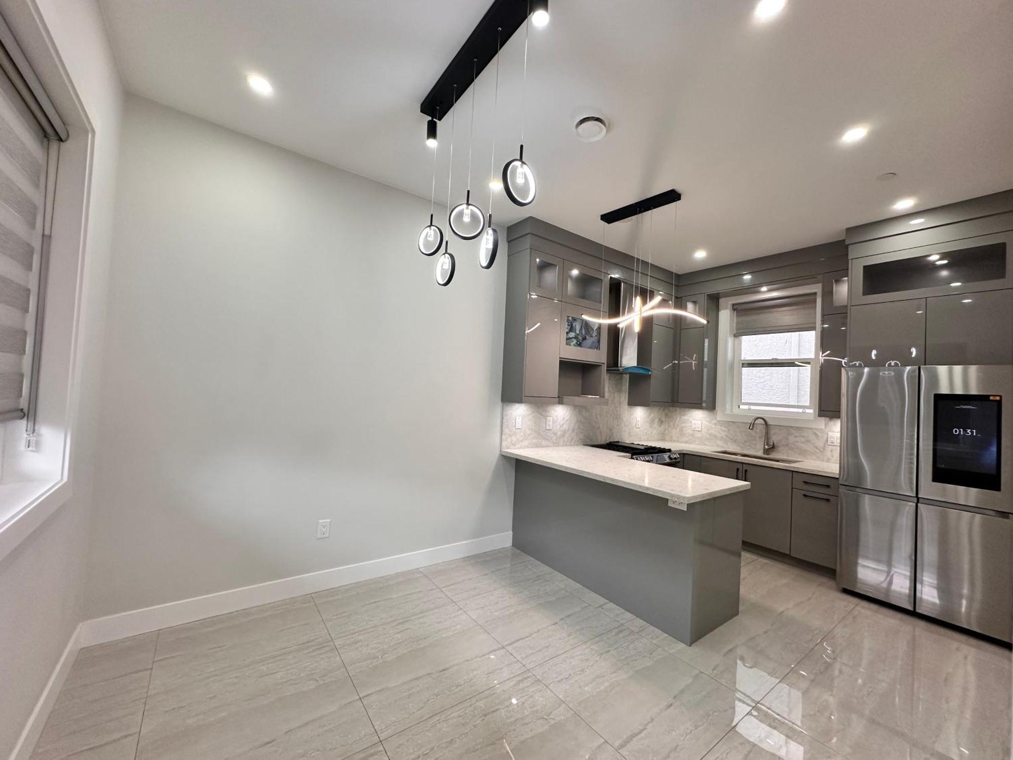 شقة Modern And New House Near Pne With Big Garden And Free Parking فانكوفر المظهر الخارجي الصورة